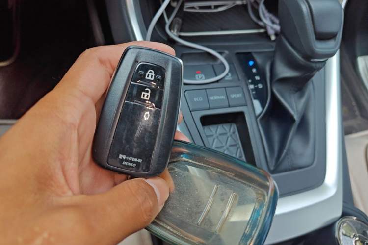 Used Toyota RAV4 2022 2.0L CVT Two-Wheel Drive Fashion Edition Vehicle Key