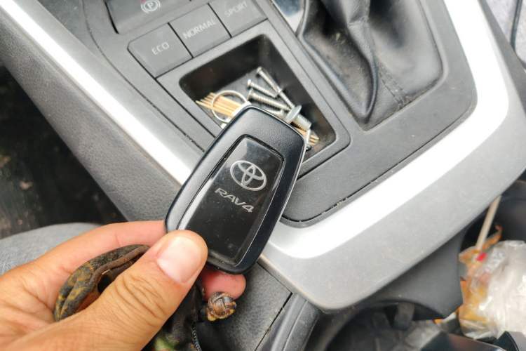 Used Toyota RAV4 2022 2.0L CVT Two-Wheel Drive Fashion Edition Vehicle Key
