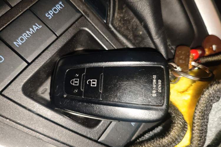 Used Toyota RAV4 2022 Dual-Engine 2.5L E-CVT Two-Wheel Drive Elite Edition Vehicle Key