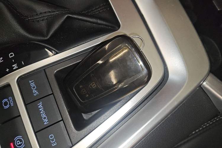 Used Toyota RAV4 2022 2.0L CVT Two-Wheel Drive Fashion Plus Edition Vehicle Key