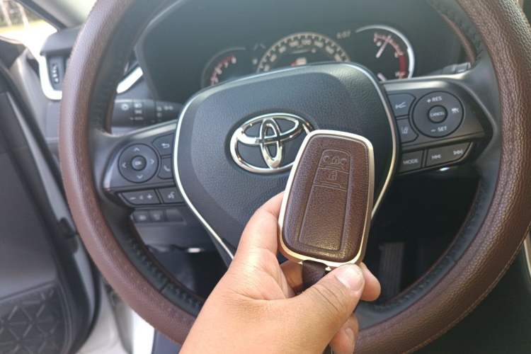 Used Toyota RAV4 2022 2.0L CVT Two-Wheel Drive Fashion Plus Edition Vehicle Key