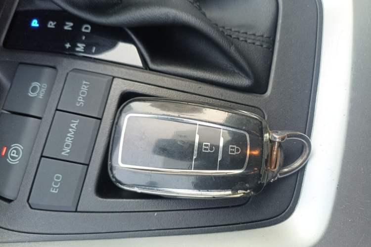 Used Toyota RAV4 2022 2.0L CVT Two-Wheel Drive Fashion Edition Vehicle Key