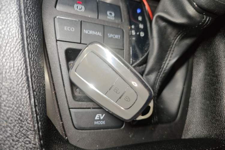Used Toyota RAV4 2022 Dual-Engine 2.5L E-CVT Two-Wheel Drive Elite Edition Vehicle Key