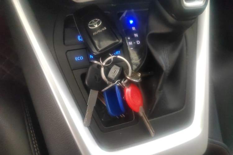 Used Toyota RAV4 2022 2.0L CVT Two-Wheel Drive Fashion Plus Edition Vehicle Key