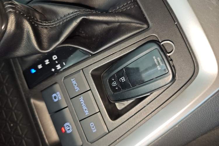 Used Toyota RAV4 2022 2.0L CVT Two-Wheel Drive Fashion Edition Vehicle Key