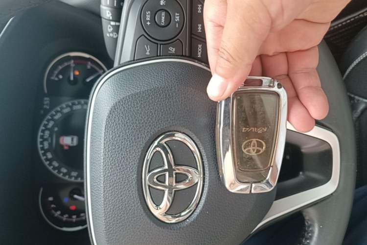 Used Toyota RAV4 2022 2.0L CVT Two-Wheel Drive Fashion Plus Edition Vehicle Key