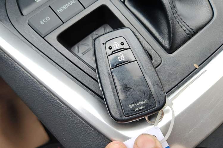 Used Toyota RAV4 2022 2.0L CVT Two-Wheel Drive Fashion Edition Vehicle Key