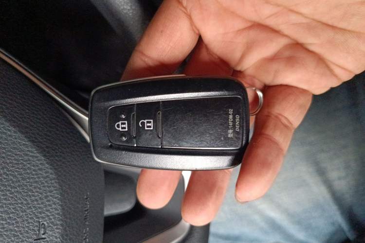 Used Toyota RAV4 2022 2.0L CVT Two-Wheel Drive Fashion Edition Vehicle Key