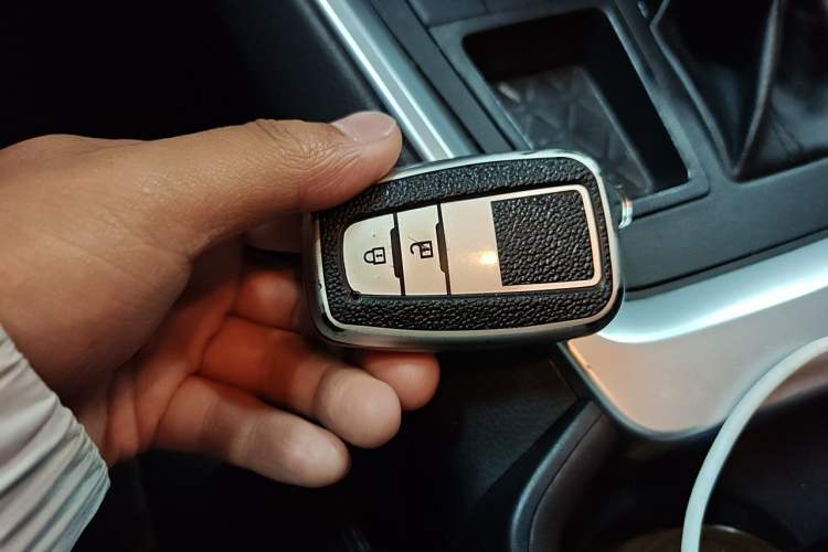 Used Toyota RAV4 2022 2.0L CVT Two-Wheel Drive Fashion Plus Edition Vehicle Key