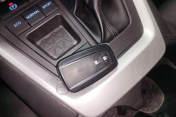 Used Toyota RAV4 2022 Dual-Engine 2.5L E-CVT Two-Wheel Drive Elite Edition Vehicle Key
