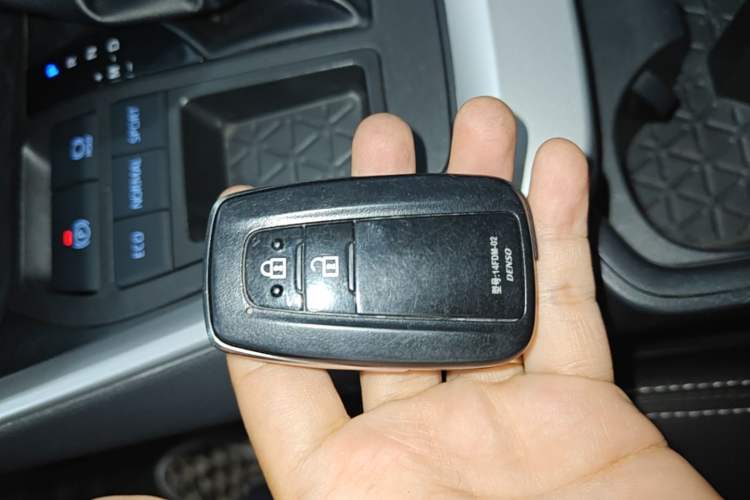 Used Toyota RAV4 2022 2.0L CVT Two-Wheel Drive Fashion Edition Vehicle Key