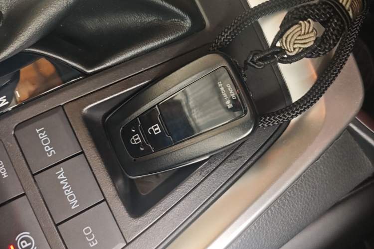 Used Toyota RAV4 2022 2.0L CVT Two-Wheel Drive Fashion Plus Edition Vehicle Key