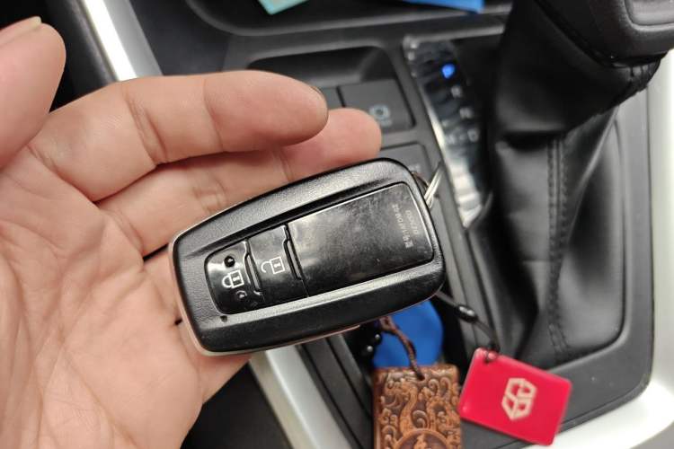 Used Toyota RAV4 2022 2.0L CVT Two-Wheel Drive Fashion Edition Vehicle Key