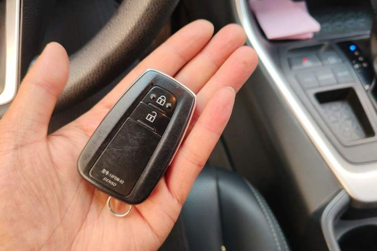 Used Toyota RAV4 2022 2.0L CVT Two-Wheel Drive Fashion Edition Vehicle Key