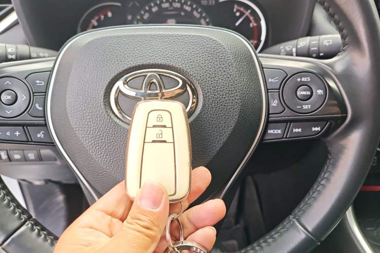 Used Toyota RAV4 2022 2.0L CVT Two-Wheel Drive Fashion Plus Edition Vehicle Key