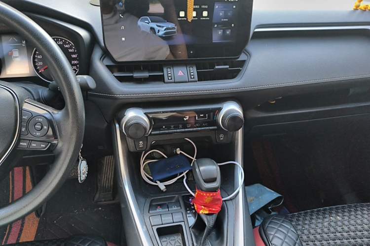 Used Toyota RAV4 2023 2.0L CVT Two-Wheel Drive Fashion Edition Audio And AC Panel