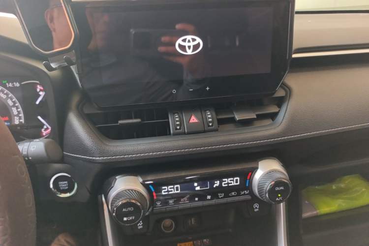 Used Toyota RAV4 2023 2.0L CVT Two-Wheel Drive Fashion Edition Audio And AC Panel