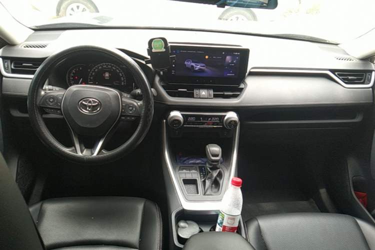 Used Toyota RAV4 2023 2.0L CVT Two-Wheel Drive Fashion Edition Center Console