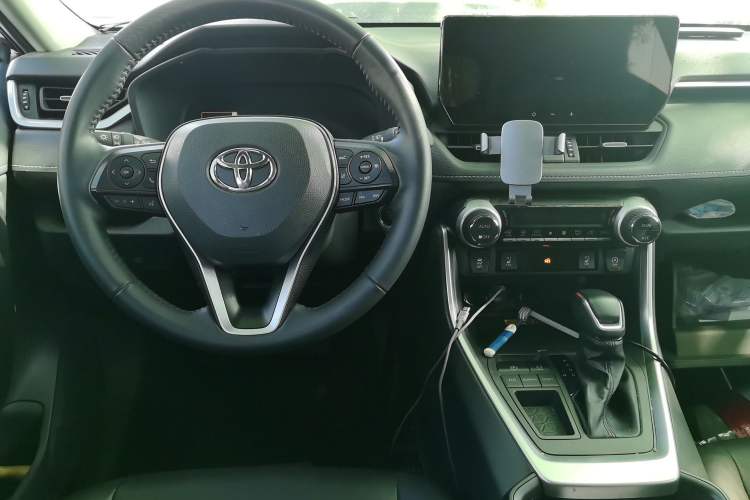 Used Toyota RAV4 2023 2.0L CVT Two-Wheel Drive Fashion Plus Edition Center Console