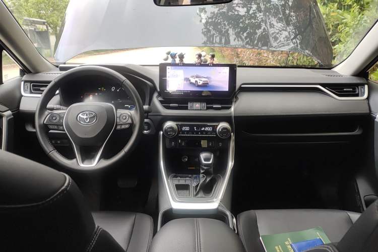 Used Toyota RAV4 2023 2.0L CVT Two-Wheel Drive Fashion Plus Edition Center Console