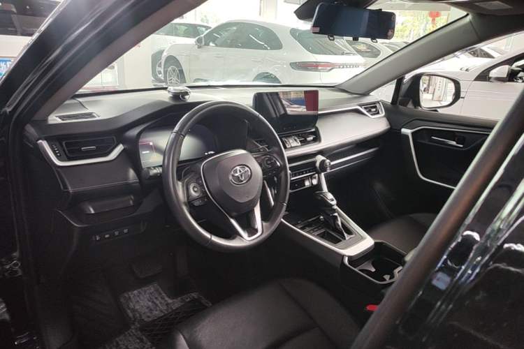 Used Toyota RAV4 2023 2.0L CVT Two-Wheel Drive Fashion Plus Edition Center Console
