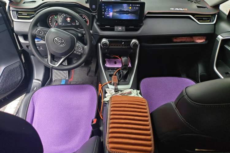 Used Toyota RAV4 2023 2.0L CVT Two-Wheel Drive Fashion Edition Center Console