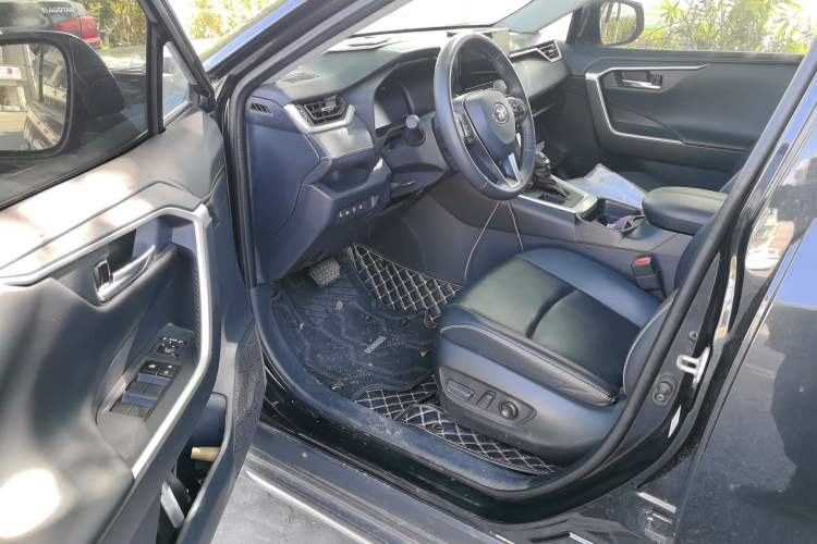 Used Toyota RAV4 2023 2.0L CVT Two-Wheel Drive Fashion Plus Edition Driver Seat
