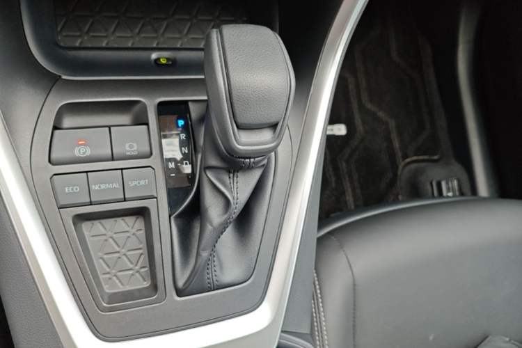 Used Toyota RAV4 2023 2.0L CVT Two-Wheel Drive Fashion Edition Gear Lever