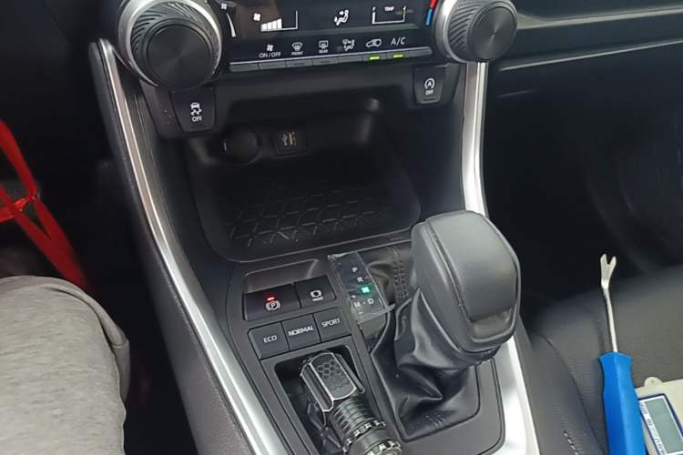 Used Toyota RAV4 2023 2.0L CVT Two-Wheel Drive Urban Edition Gear Lever