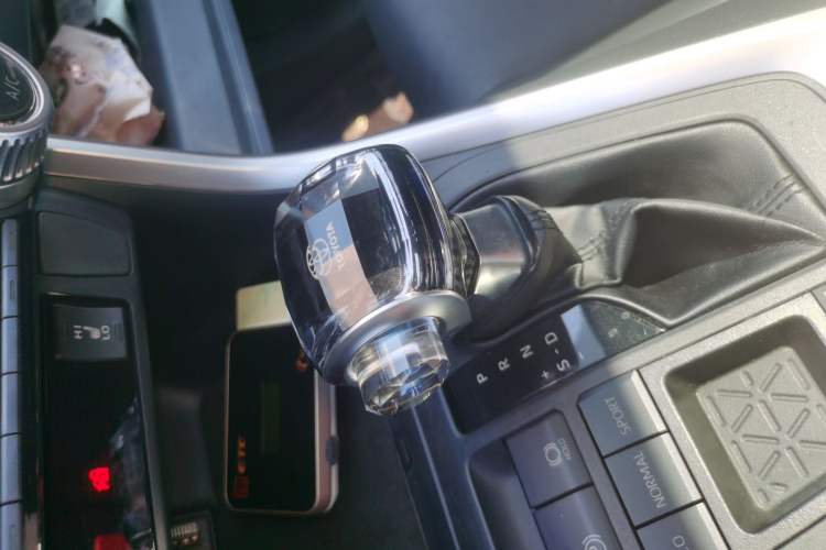 Used Toyota RAV4 2023 Dual-Engine 2.5L E-CVT Two-Wheel Drive Elite Plus Edition Gear Lever