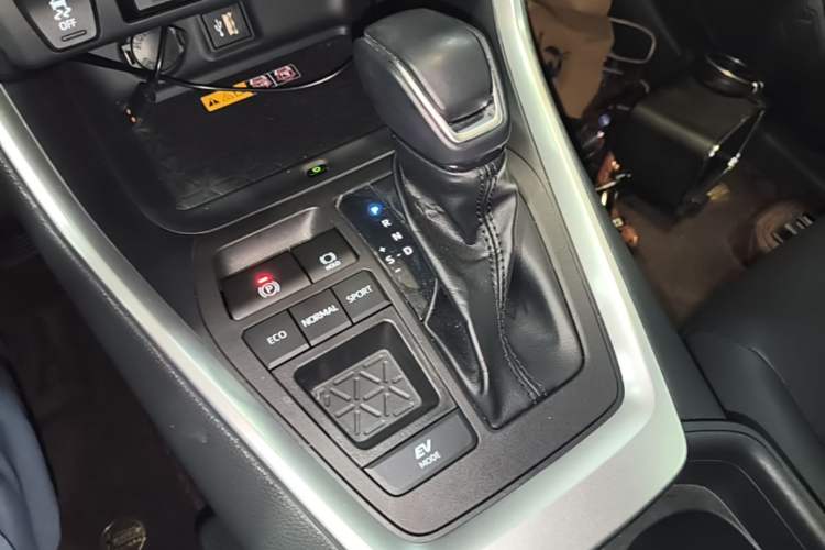 Used Toyota RAV4 2023 Dual-Engine 2.5L E-CVT Two-Wheel Drive Elite Plus Edition Gear Lever