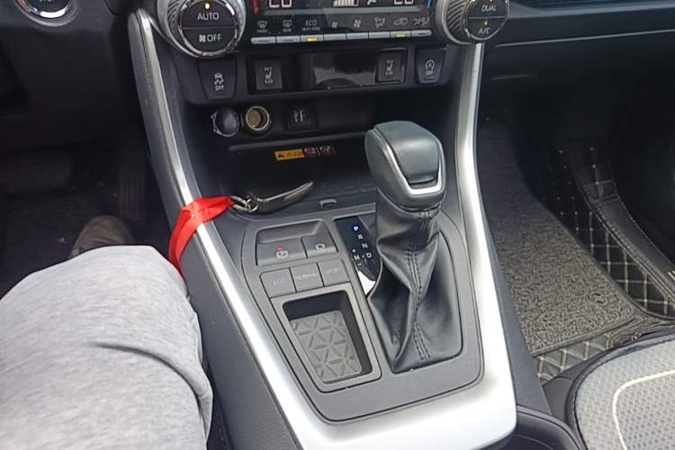 Used Toyota RAV4 2023 2.0L CVT Two-Wheel Drive Fashion Plus Edition Gear Lever