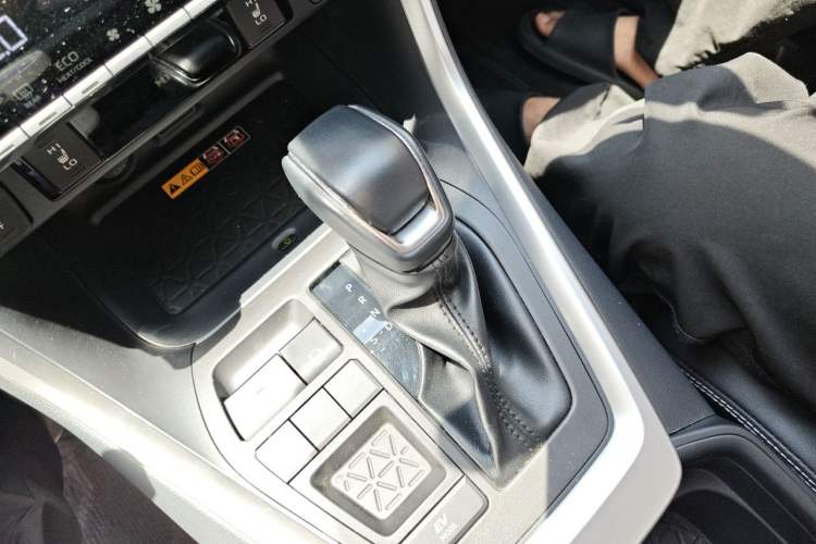 Used Toyota RAV4 2023 Dual-Engine 2.5L E-CVT Two-Wheel Drive Elite Plus Edition Gear Lever