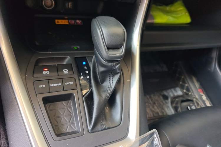Used Toyota RAV4 2023 2.0L CVT Two-Wheel Drive Fashion Edition Gear Lever