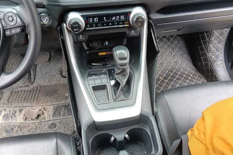 Used Toyota RAV4 2023 2.0L CVT Two-Wheel Drive Fashion Edition Gear Lever