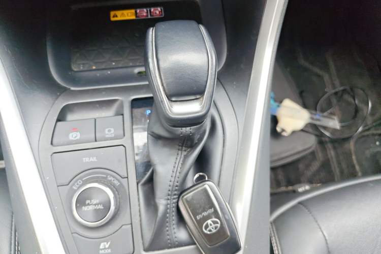 Used Toyota RAV4 2023 Dual-Engine 2.5L E-CVT Four-Wheel Drive Elite Plus Edition Gear Lever