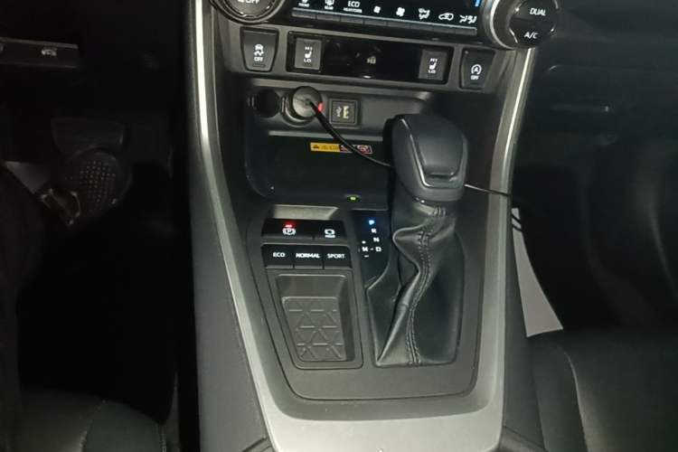 Used Toyota RAV4 2023 2.0L CVT Two-Wheel Drive Fashion Plus Edition Gear Lever