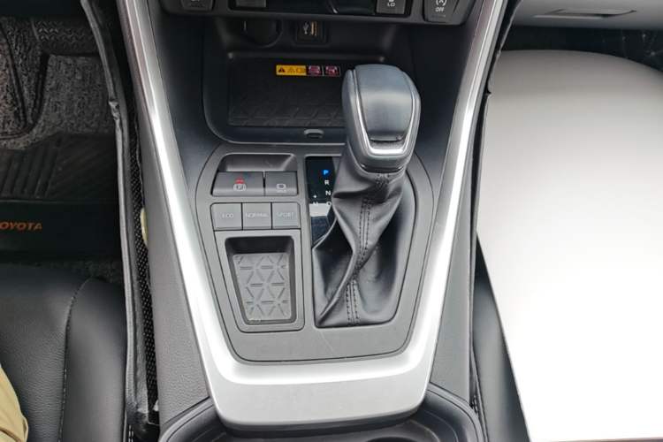 Used Toyota RAV4 2023 2.0L CVT Two-Wheel Drive Fashion Plus Edition Gear Lever
