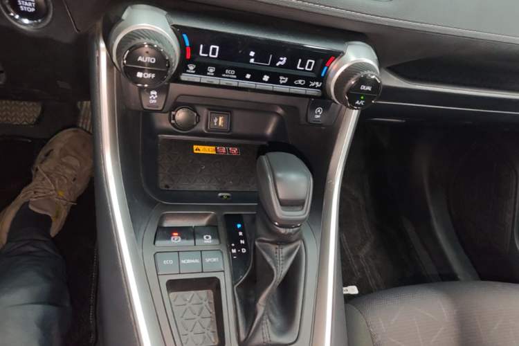 Used Toyota RAV4 2023 2.0L CVT Two-Wheel Drive Fashion Edition Gear Lever