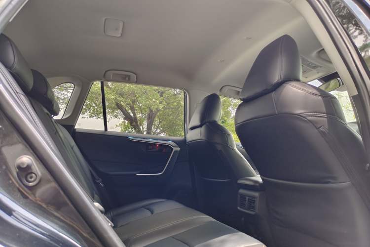 Used Toyota RAV4 2023 2.0L CVT Two-Wheel Drive Urban Edition Headliner
