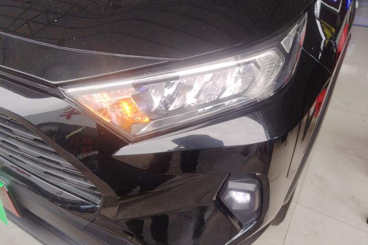Used Toyota RAV4 2023 Dual-Motor 2.5L E-CVT Two-Wheel Drive Elite Edition Left Front Headlight