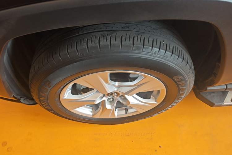 Used Toyota RAV4 2023 2.0L CVT Two-Wheel Drive Urban Edition Left Front Wheel Hub