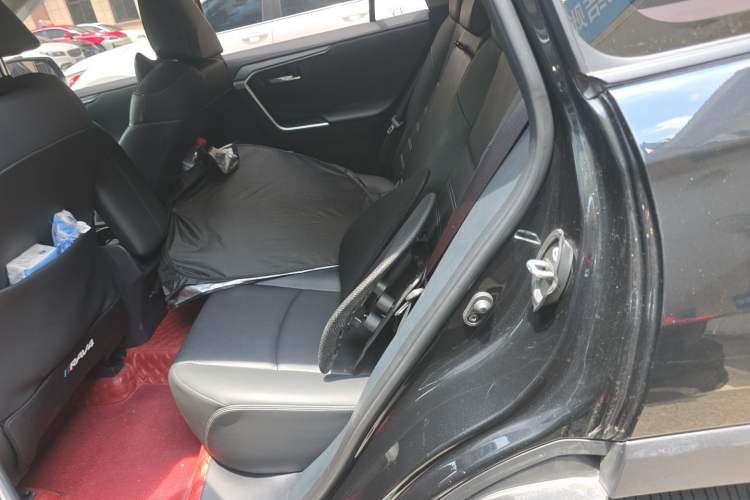 Used Toyota RAV4 2023 2.0L CVT Two-Wheel Drive Fashion Plus Edition Left Rear Seat
