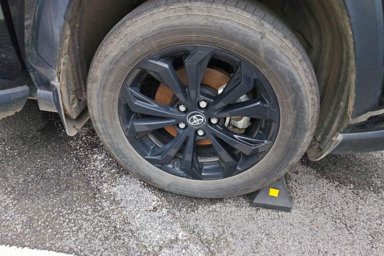 Used Toyota RAV4 2023 Dual-Engine 2.5L E-CVT Four-Wheel Drive Elite Plus Edition Right Front Wheel Hub
