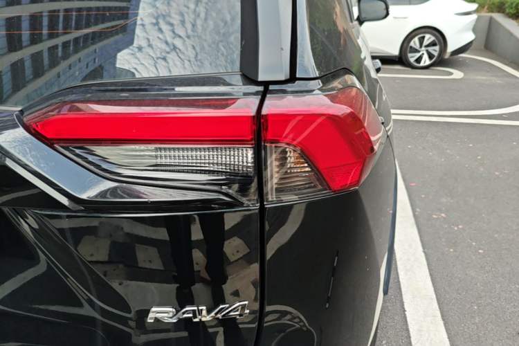 Used Toyota RAV4 2023 2.0L CVT Two-Wheel Drive Fashion Edition Right Rear Taillight