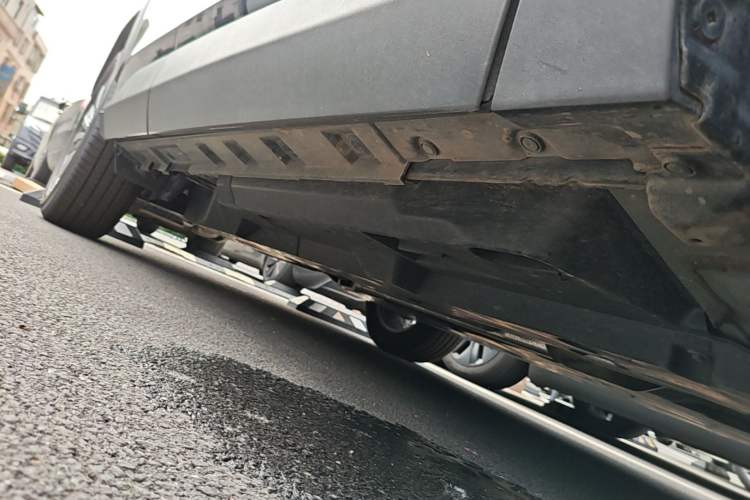 Used Toyota RAV4 2023 2.0L CVT Two-Wheel Drive Fashion Edition Right Side Sill