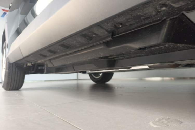 Used Toyota RAV4 2023 2.0L CVT Two-Wheel Drive Urban Edition Right Side Sill