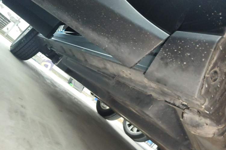 Used Toyota RAV4 2023 2.0L CVT Two-Wheel Drive Urban Edition Right Side Sill