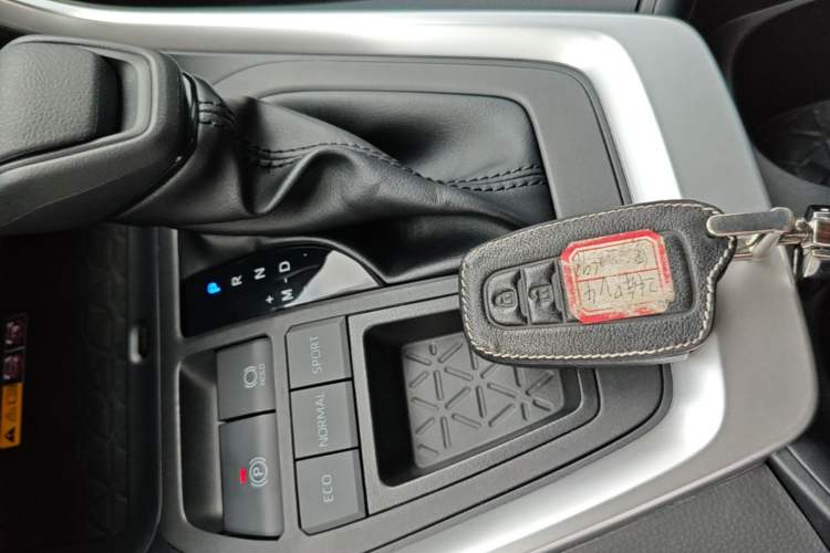 Used Toyota RAV4 2023 2.0L CVT Two-Wheel Drive Fashion Edition Vehicle Key