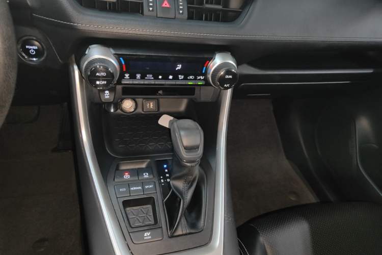 Used Toyota RAV4 2023 Dual-Motor 2.5L E-CVT Two-Wheel Drive Elite Edition Audio And AC Panel